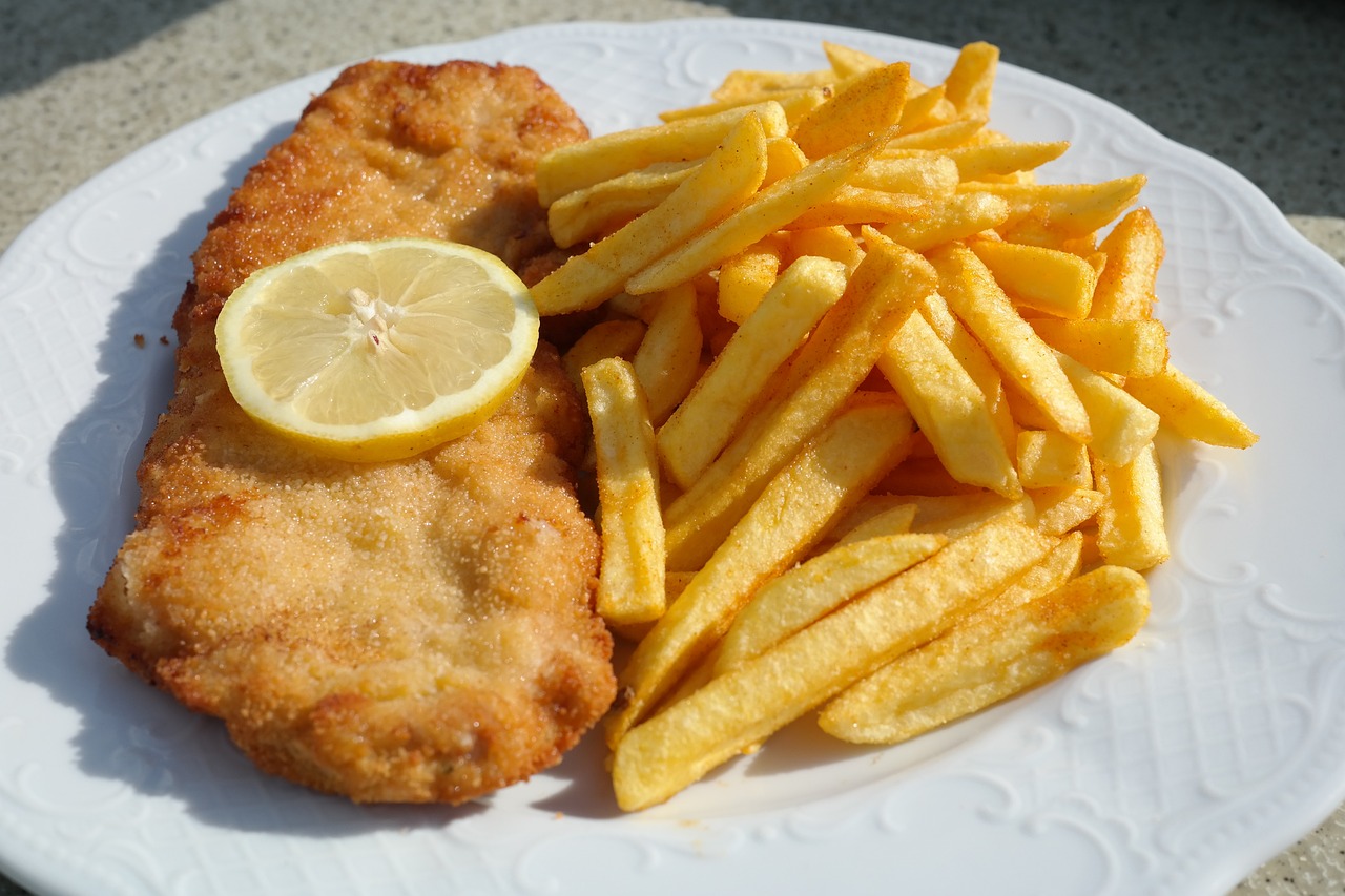 Ein Schnitzel mit Pommes